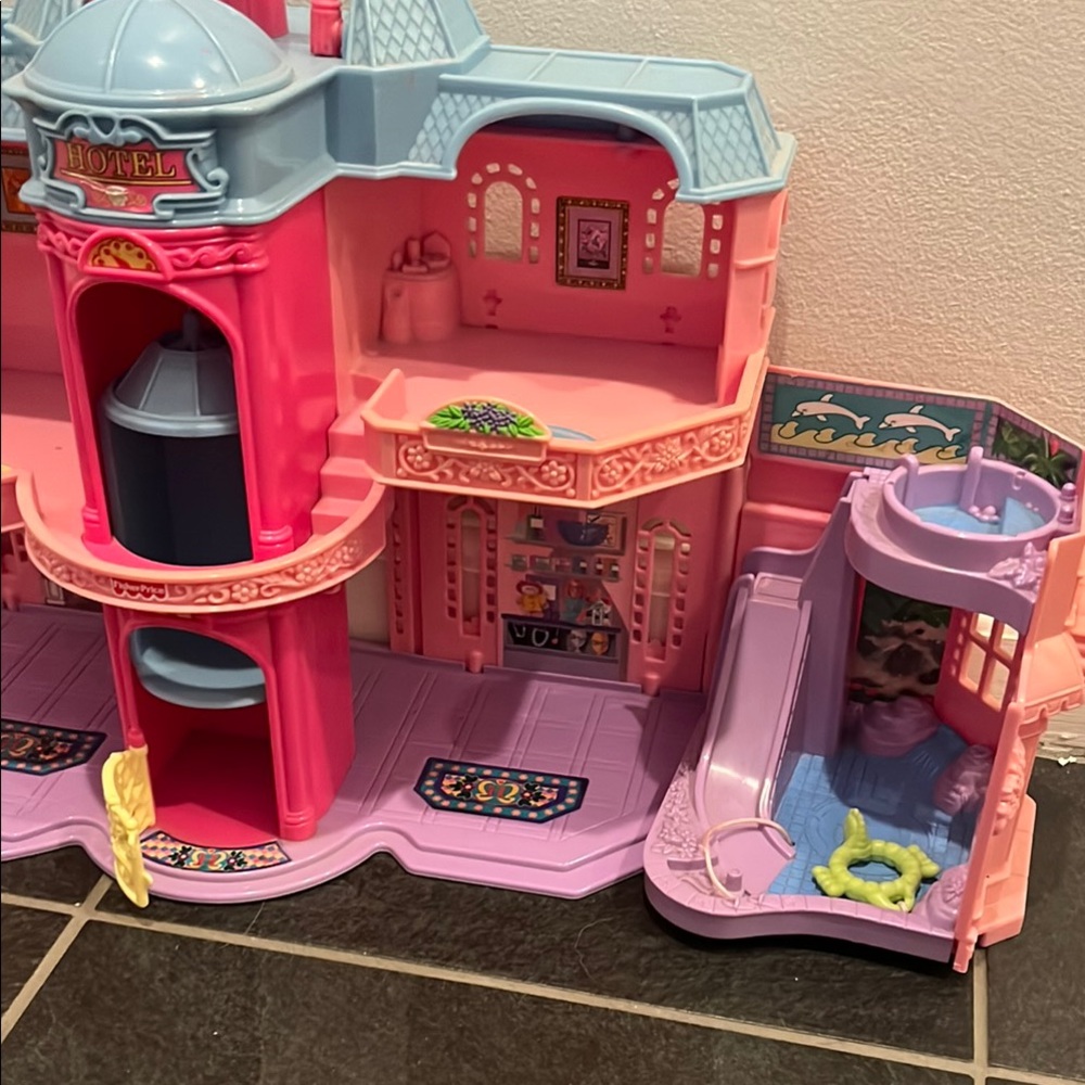 COPY - Fisher Price Sweet Streets Hotel with dolls and accessories - Picture 4 of 8